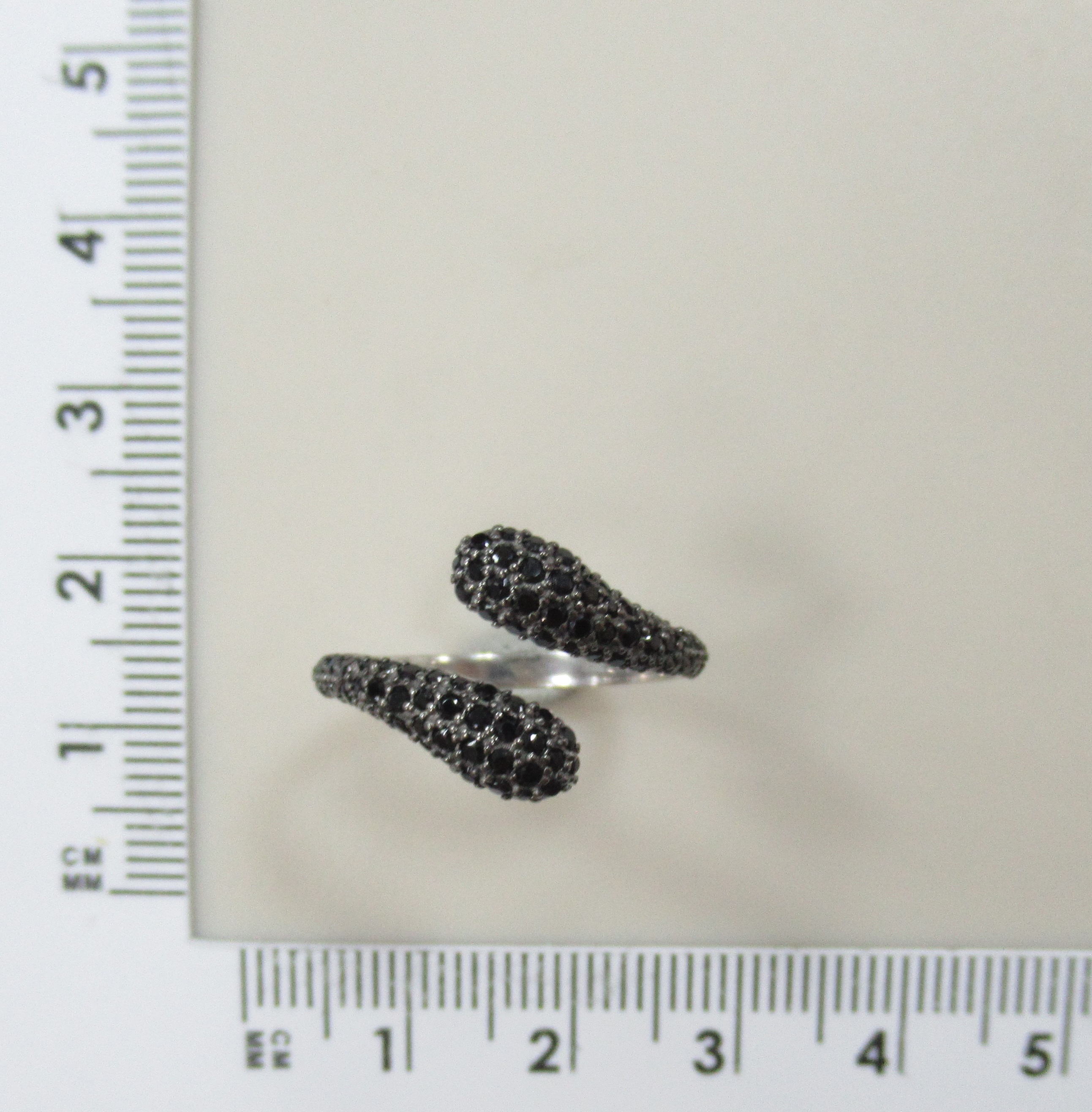 Серебряное незамкнутое кольцо со шпинелью